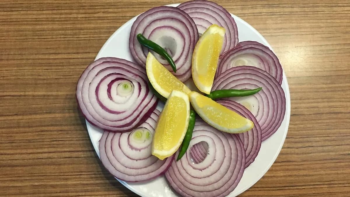 Onion-chili-lemon slices