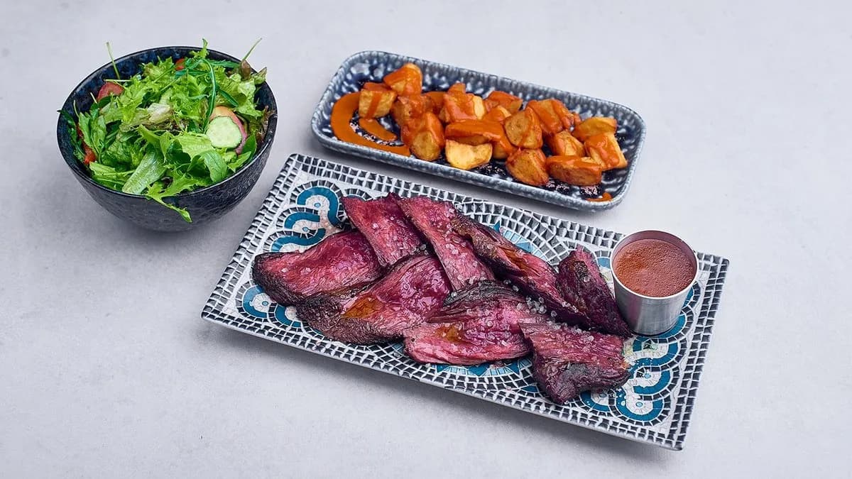 Legendarny stek (270g) serwowany ze smażonymi ziemniaczkami z sosem bravas i aio