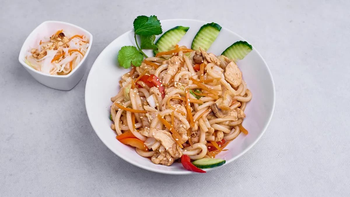 Smażony makaron udon