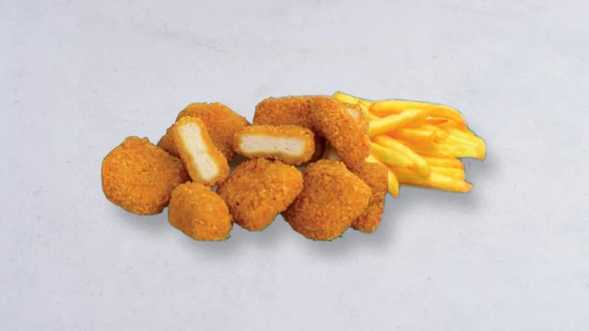 Nuggetsy z frytkami i słodkim sosem chilli