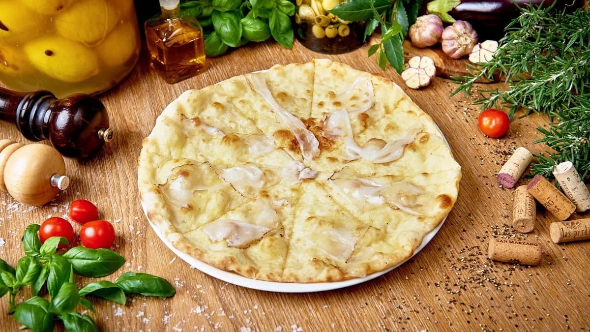 Chrupiąca focaccia z włoską wędliną Lardo i oliwą truflową