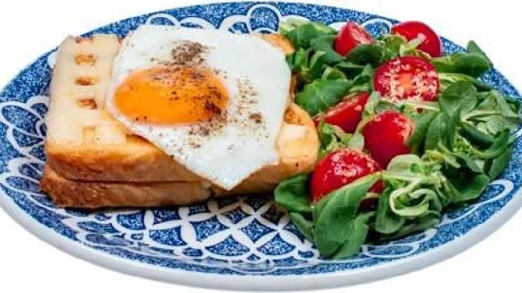 Tost francuski z szynką i serem