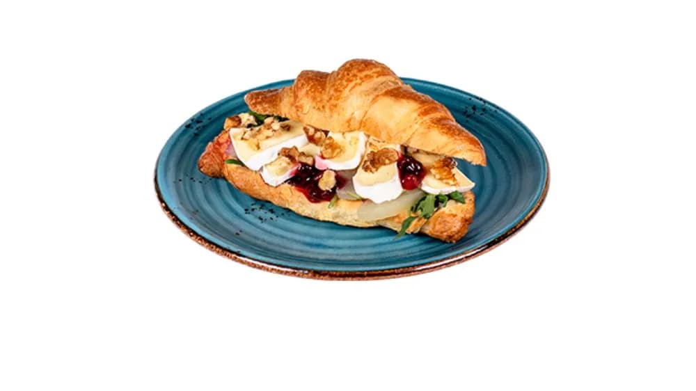 Croissant z camembertem i żurawiną