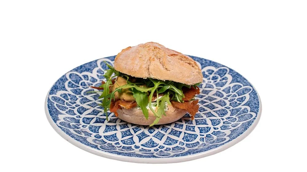 Bułka ziemniaczana z kurczakiem roślinnym