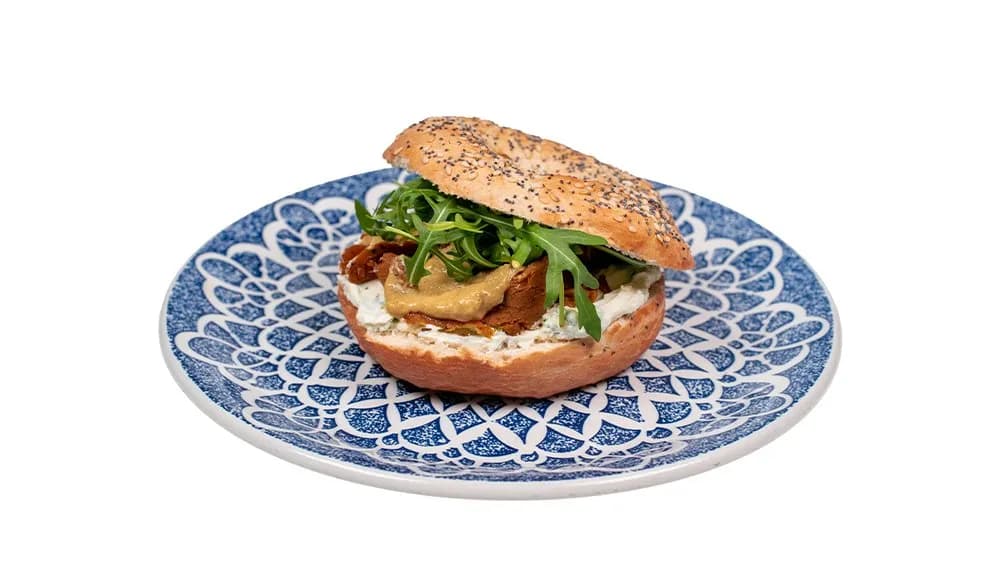 Bajgiel z kurczakiem roślinnym