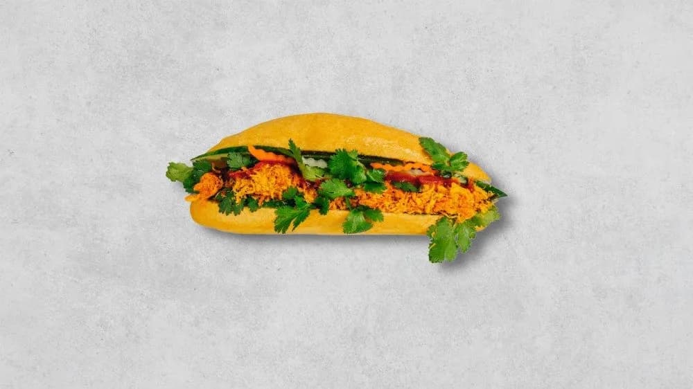 Bahn Mi z szarpanym kurczakiem z liśćmi limonki