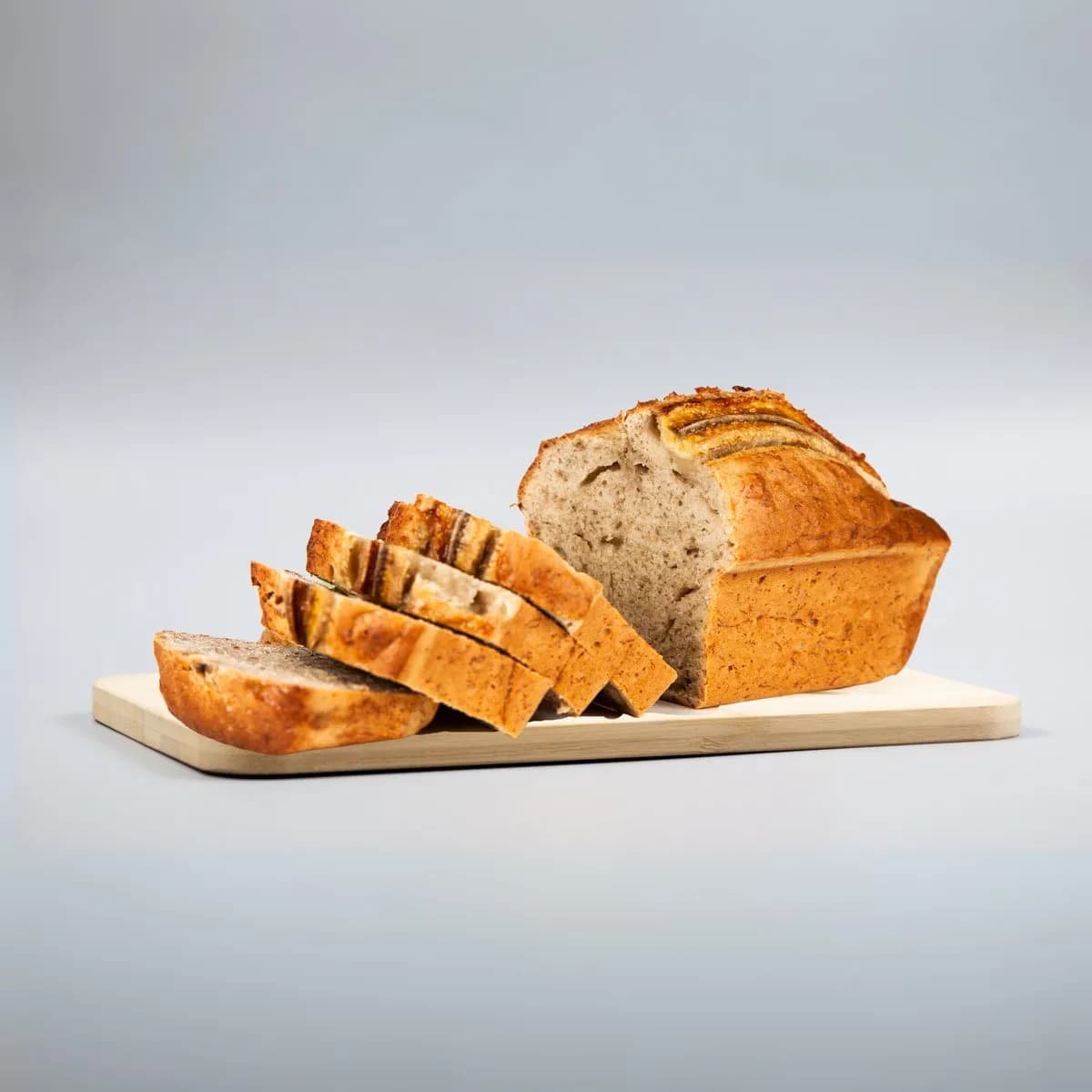 Chlebek bananowy to wilgotne i aromatyczne ciasto, które powstaje z dojrzałych b