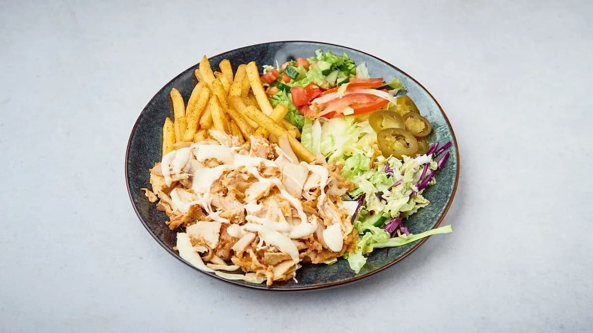 Danie na talerzu z kurczaka