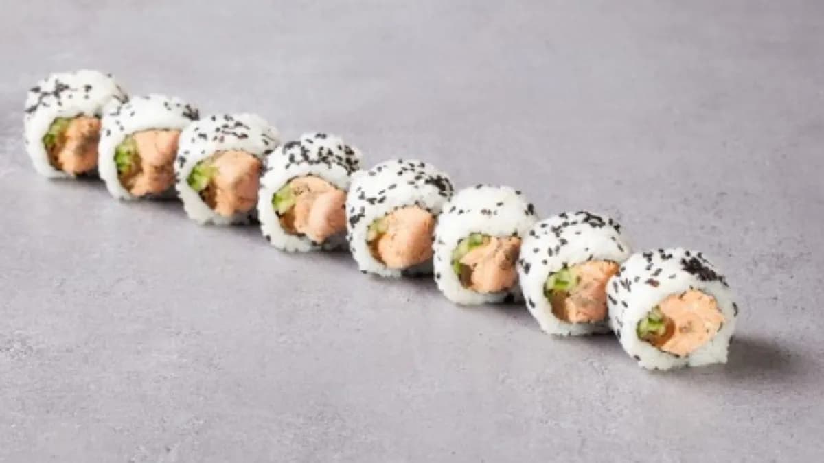 Salmon ura roasted maki