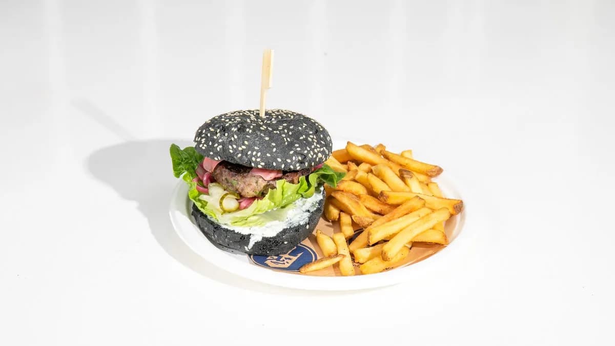 Burger z kiełbą z dzika