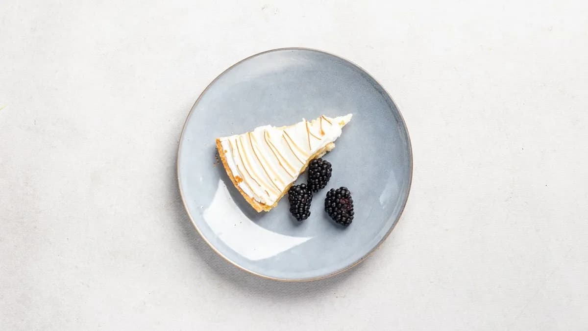 Tarta cytrynowa z włoską bezą i frużeliną jagodową