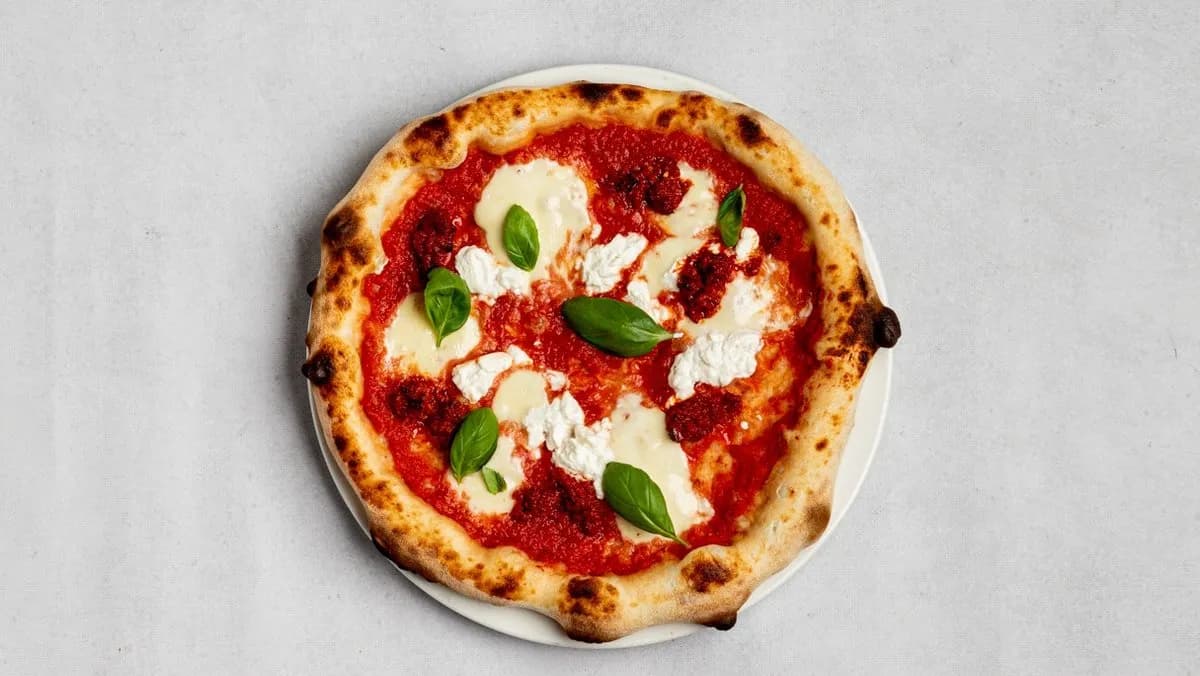 Pizza kalabryjska z n’duja i mozzarella di bufala campana