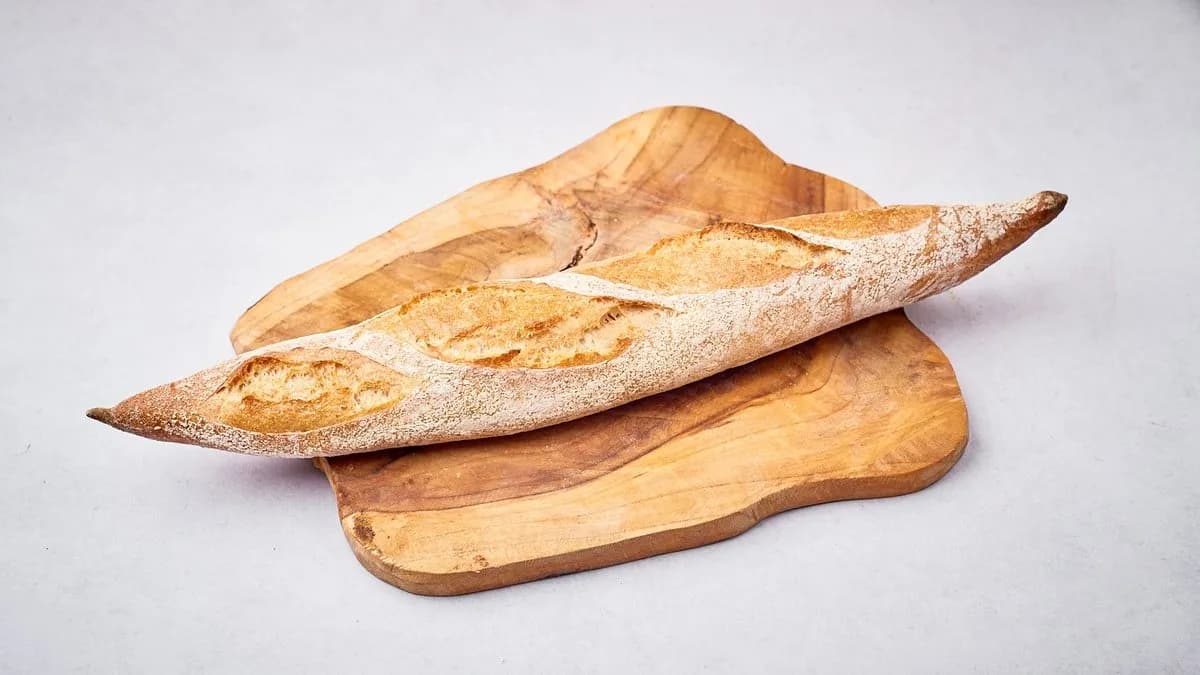 Chrupiąca, świeżo-wypieczona bagietka