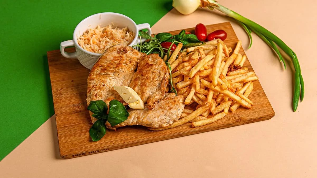 Grillowana pierś z kurczaka z frytkami