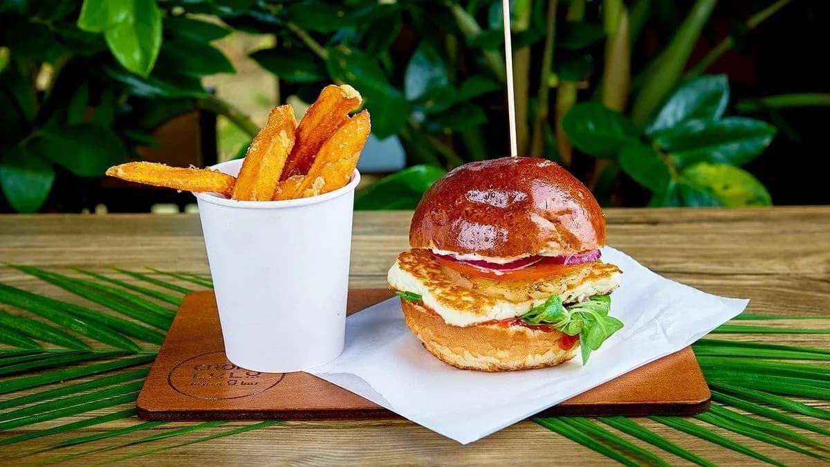 Halloumi burger + frytki klasyczne 🍟