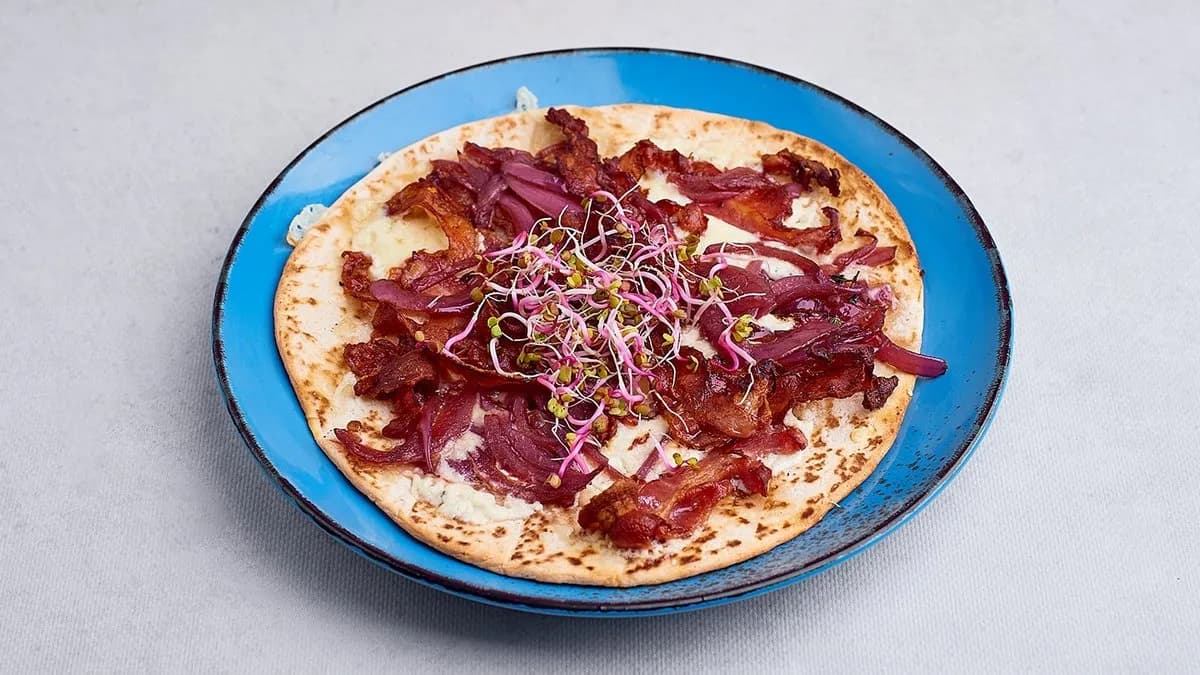 Placek alzacki z boczkiem i serem wędzonym