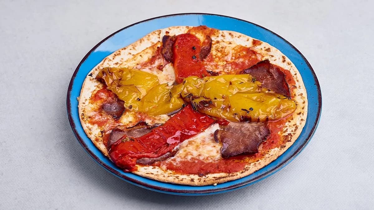 Placek alzacki pieczoną wołowiną i grillowaną papryką