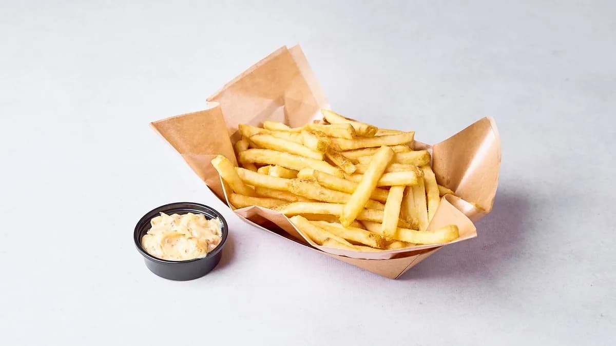 Frytki z sosem majonezowo-bekonowym