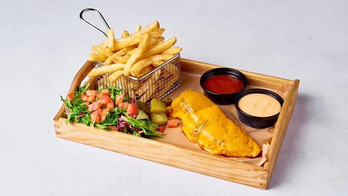 Pierś z kurczaka w sosie BBQ na talerzu