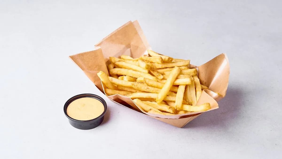 Frytki z sosem serowym