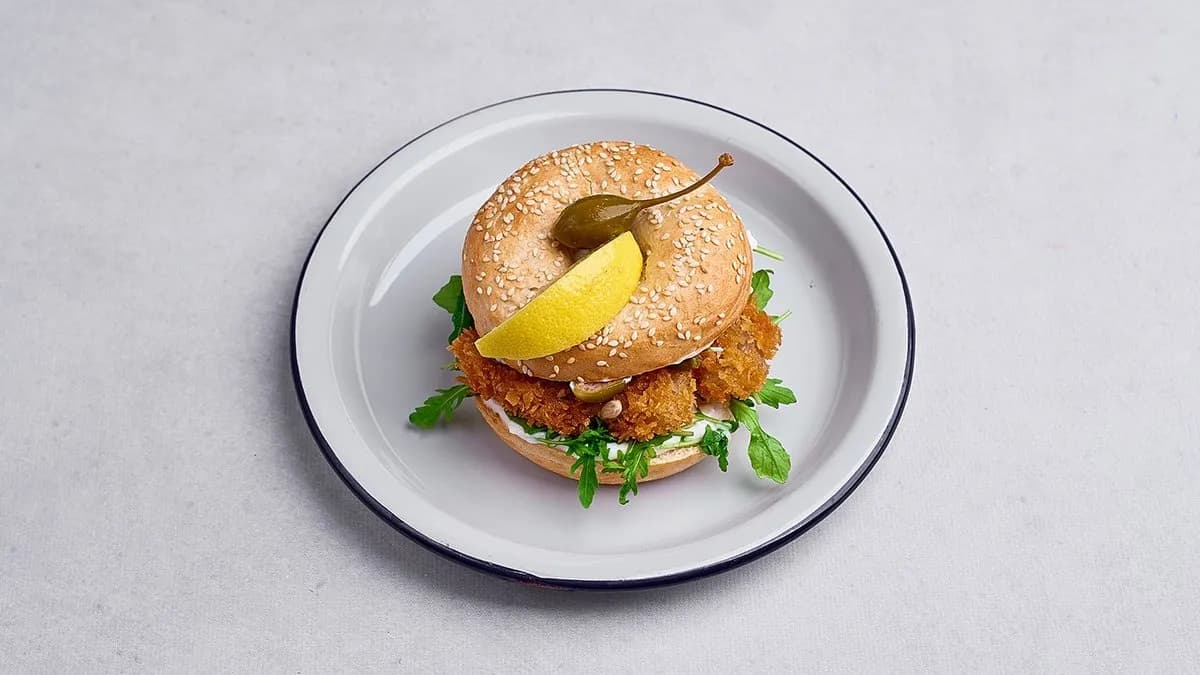 Bajgiel z roślinnym kurczakiem