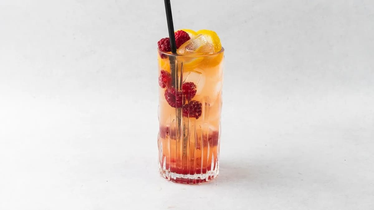 Mrożona biała herbata z malinami