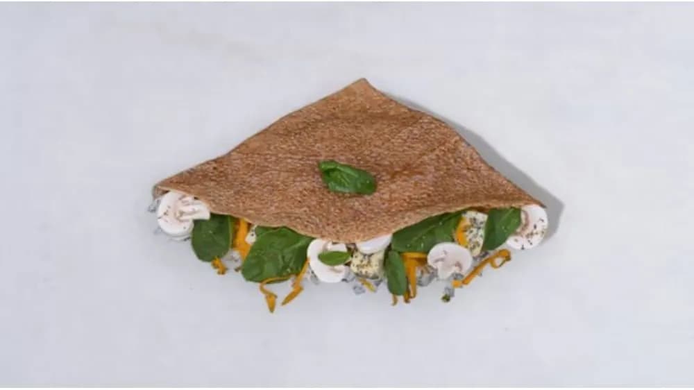 Krep z serem pleśniowym gorgonzola, szpinakiem, pieczarkami i serem gouda