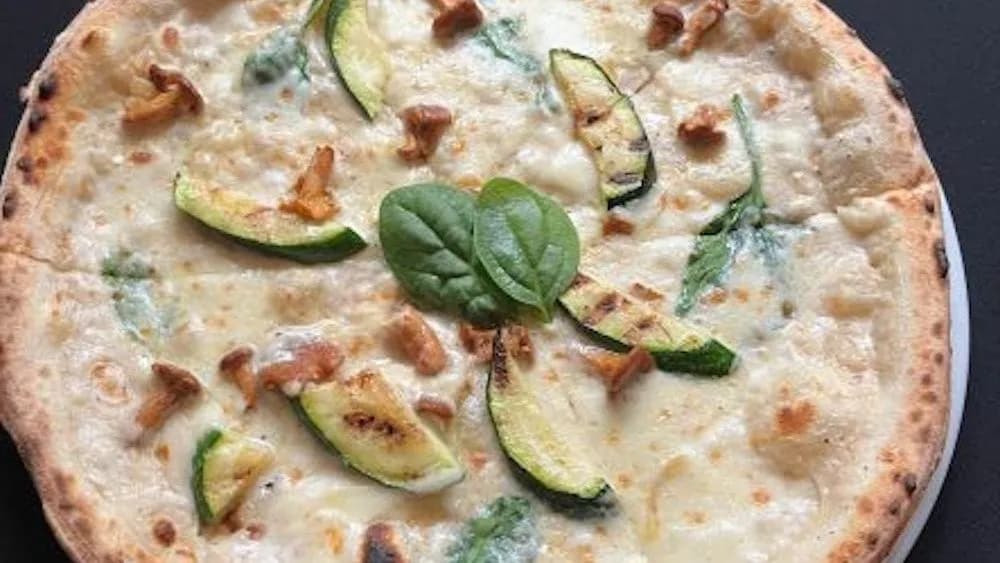 Pizza ze szpinakiem i kurkami