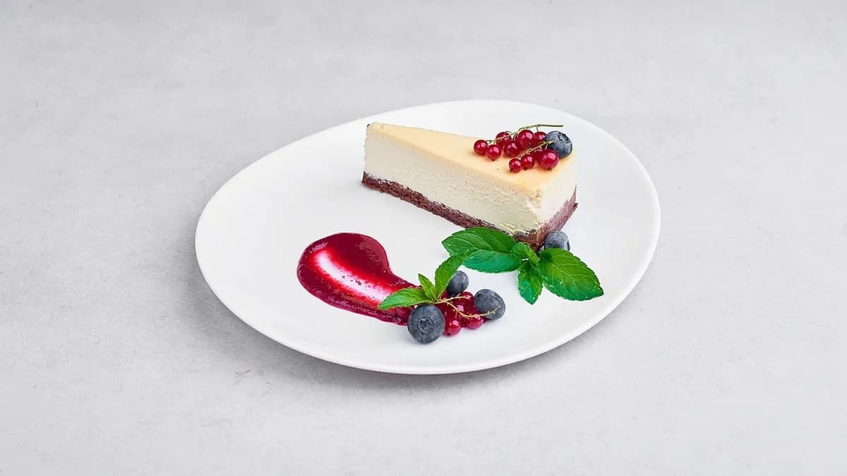 Sernik z białą czekoladą i dodatkami