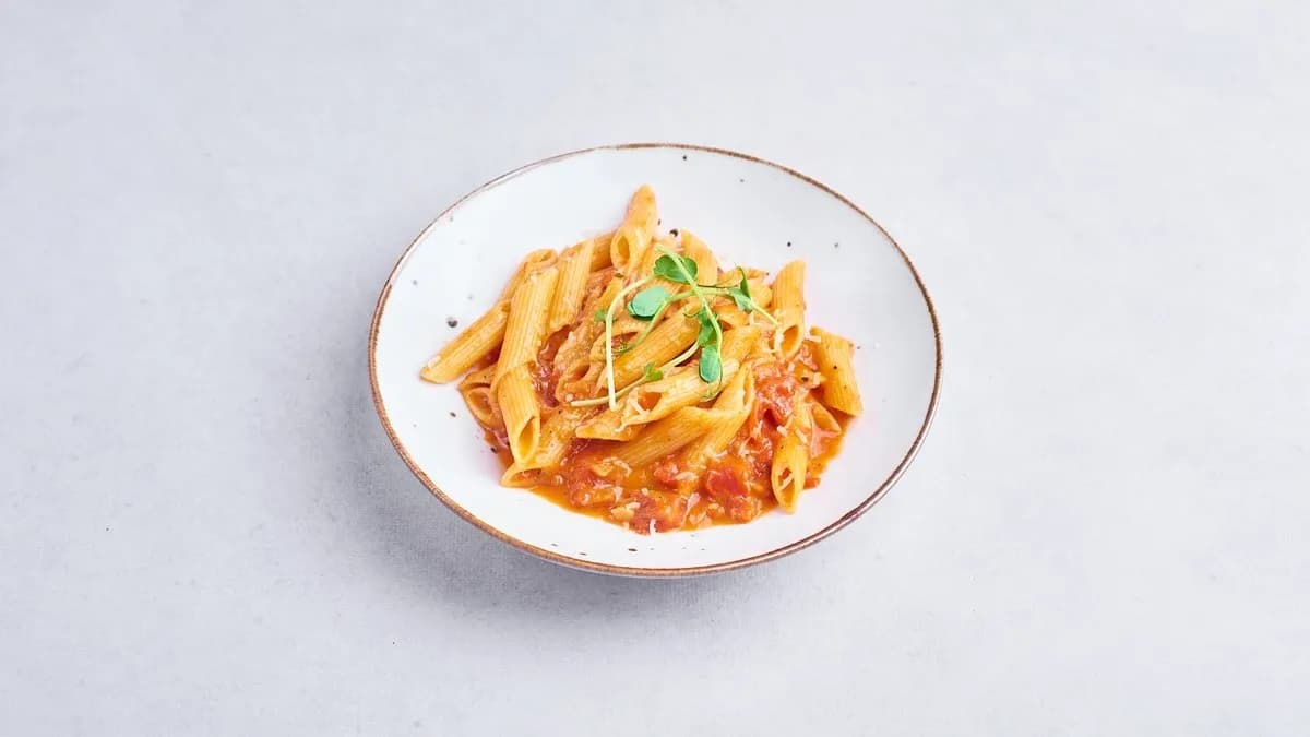 Makaron z sosem pomidorowym oraz parmezanem