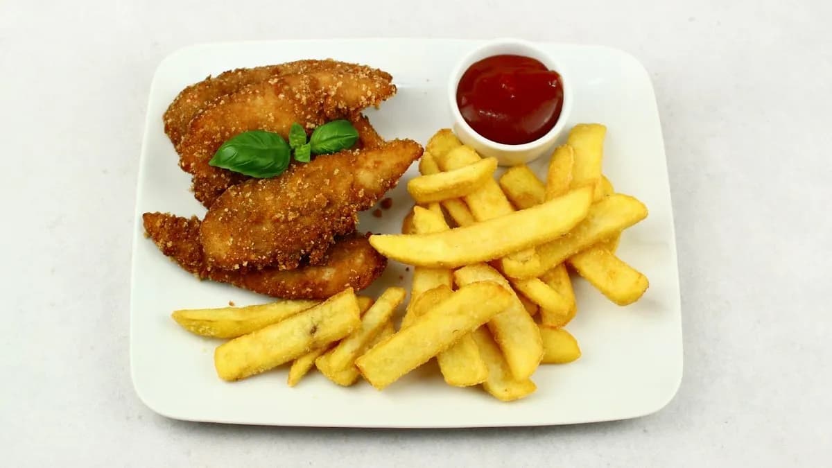 Polędwiczki z kurczaka z frytkami i surówką z marchewki