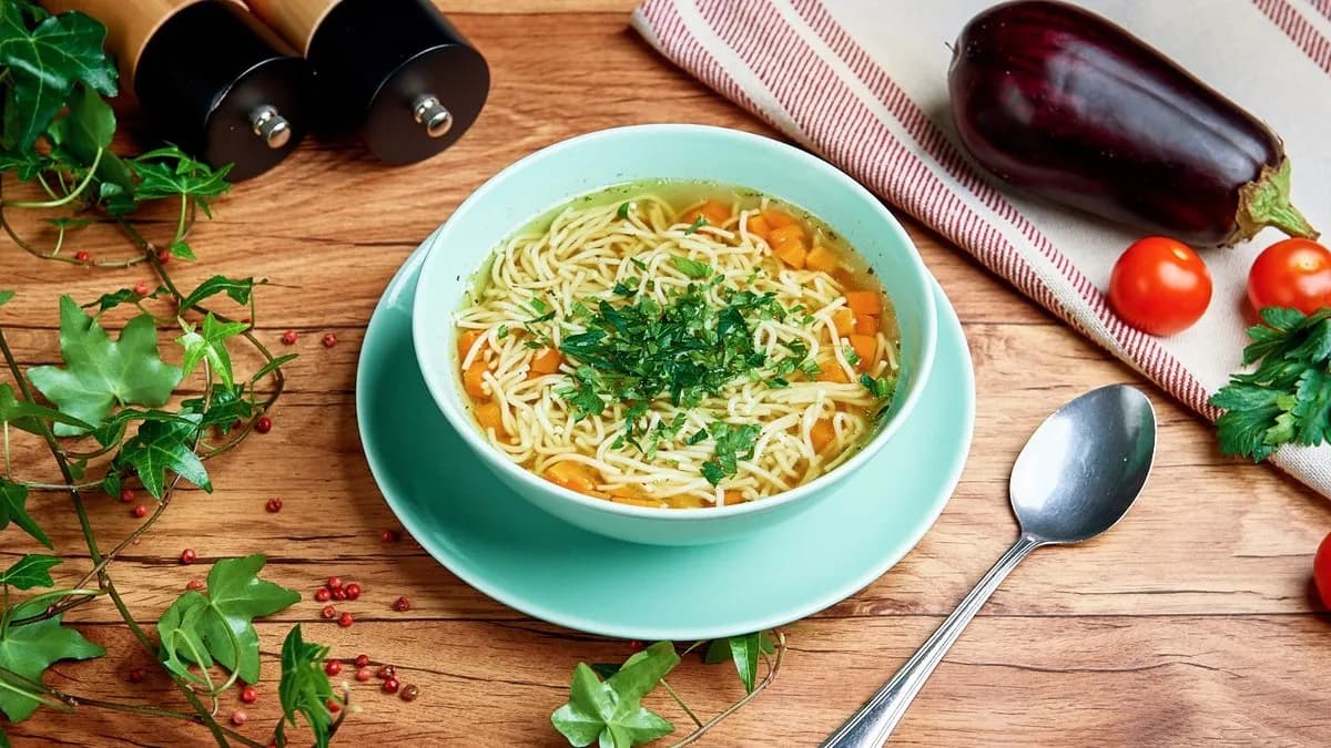 Rosół z domowym makronem