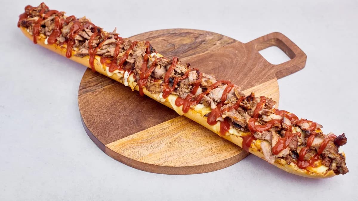 Zapiekanka z mięsem kebab z karkówki