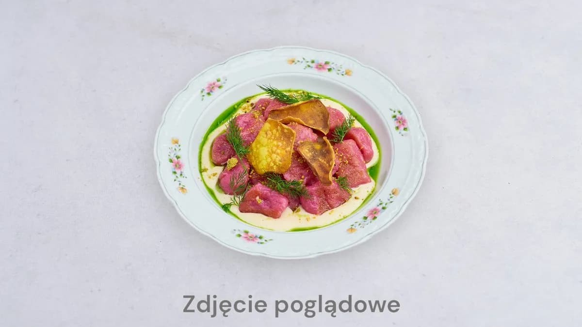 Kopytka buraczane na słodko z sosem jagodowym i śmietaną