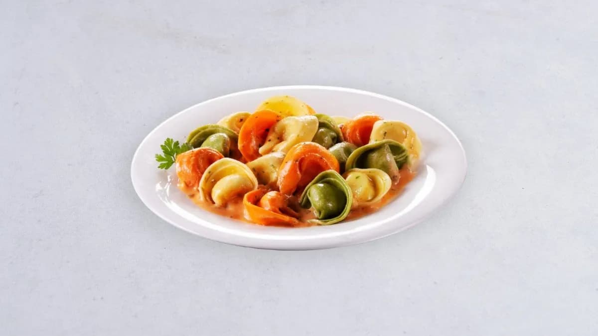 Tortelloni trójkolorowe z mięsem (podane z sosem śmietankowym)