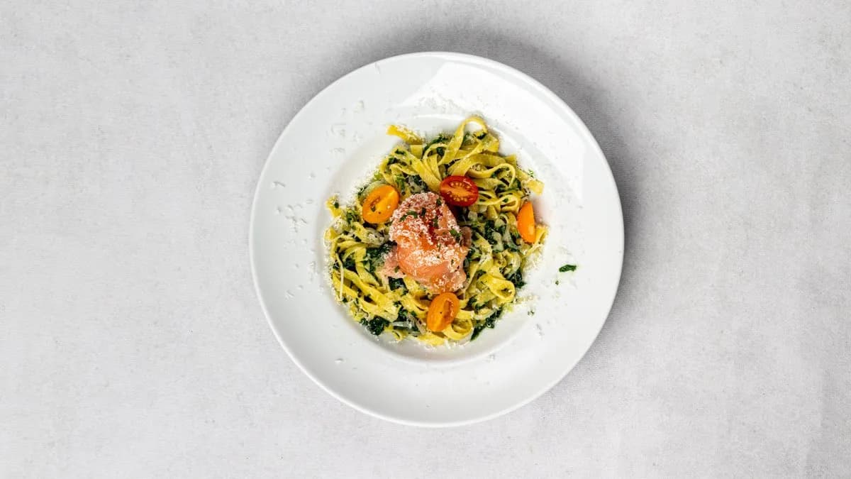 Tagliatelle con pollo e pesto