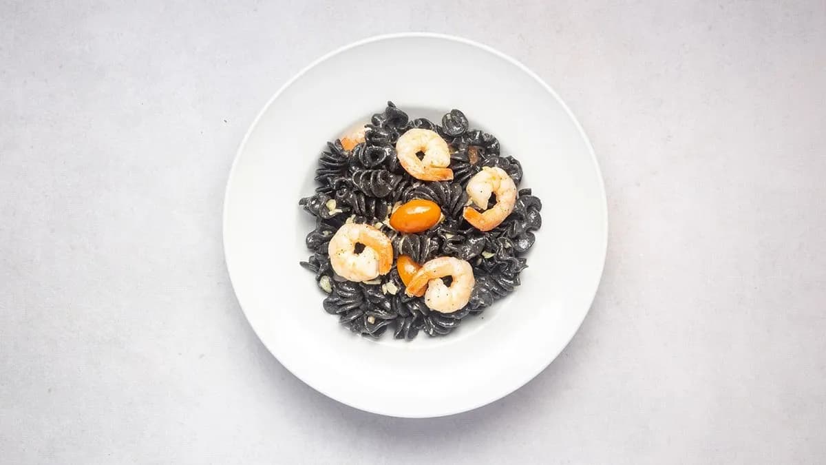 Fusilloni al nero di seppia con gamberi