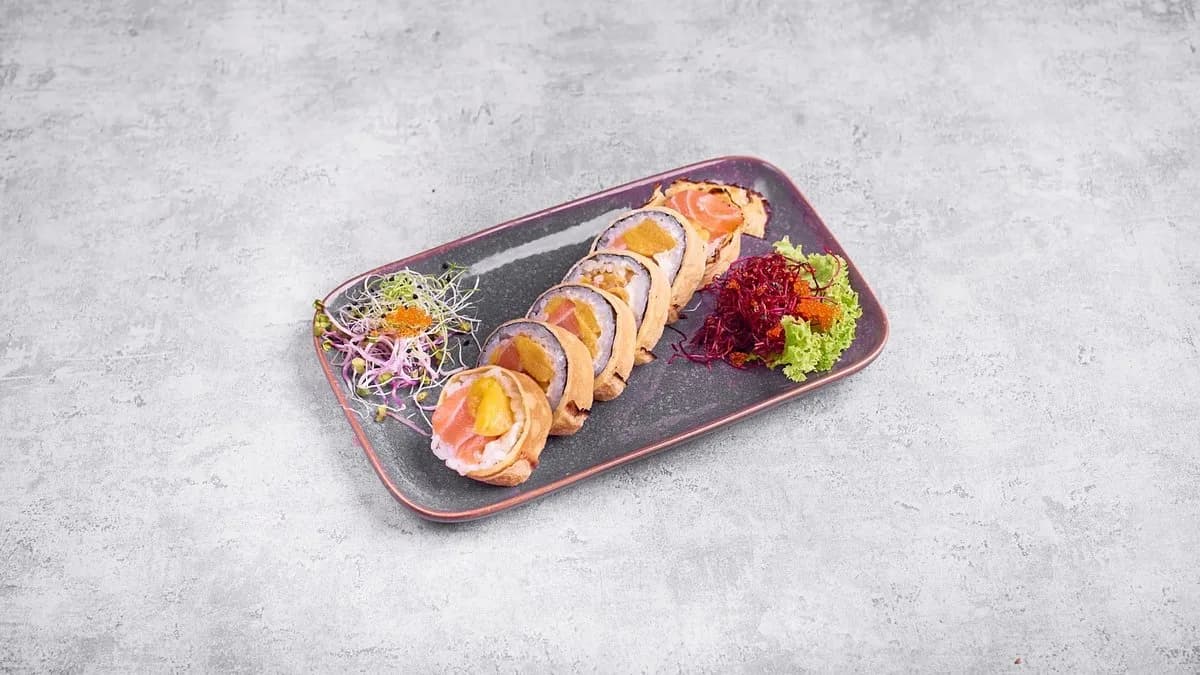 Uramaki łosoś pieczony w mango