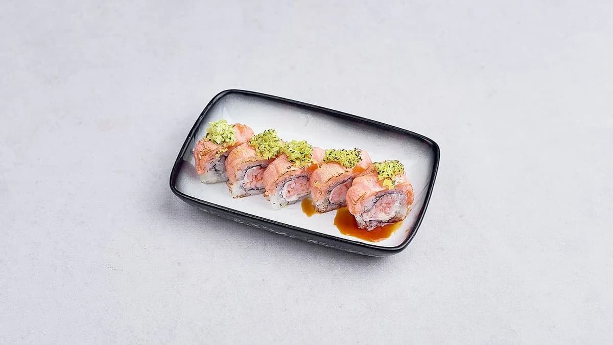 Uramaki krewetka tempura łosoś opalany