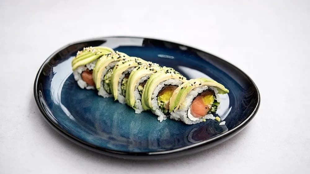 Uramaki łosoś w awokado