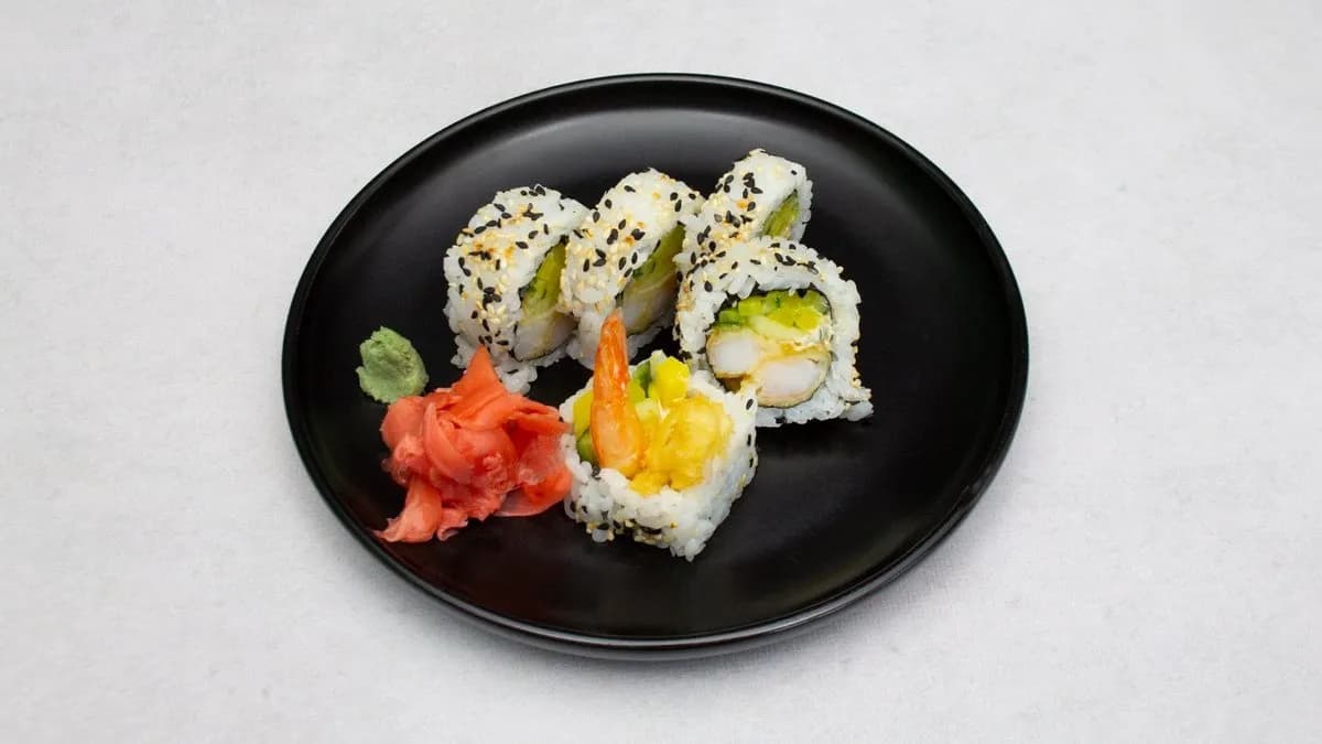 Uramaki krewetka tempura w mango