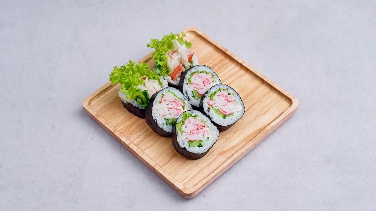 Futomaki surimi awokado