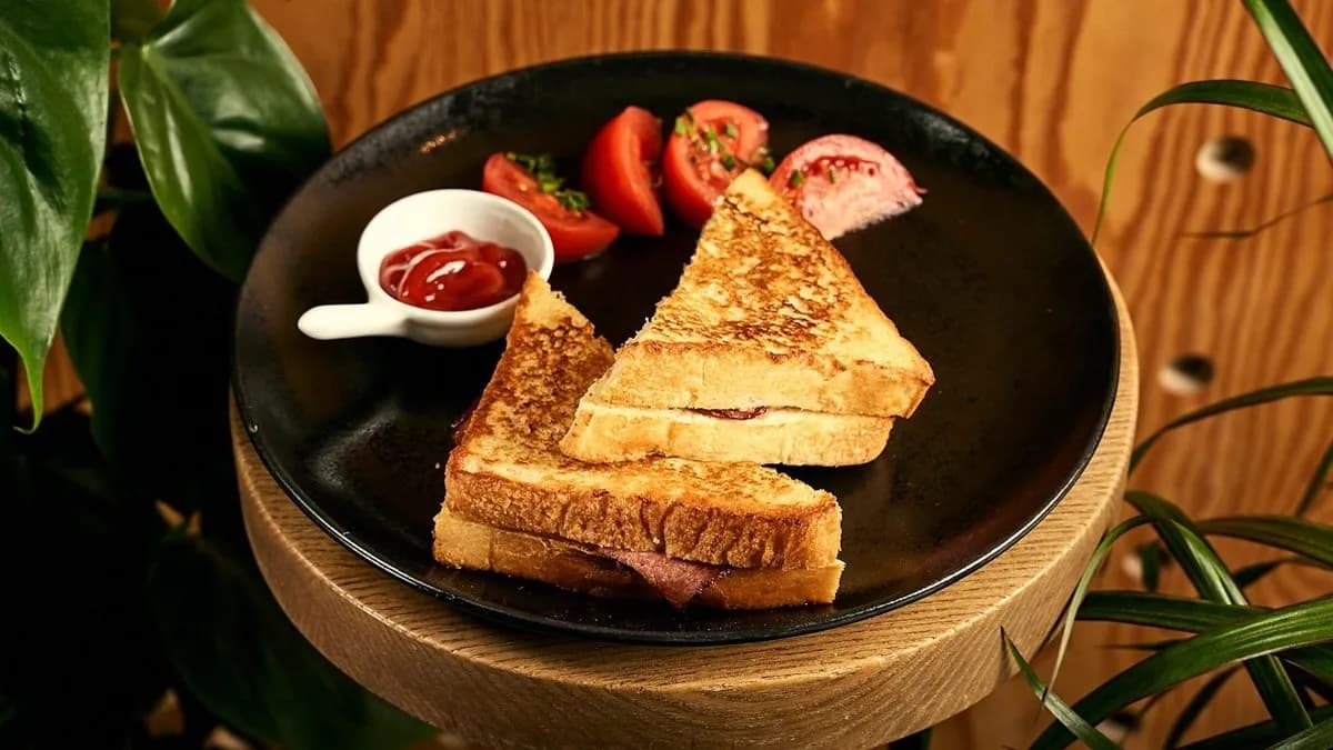 Tosty francuskie z szynką, serem i musztardą Dijon