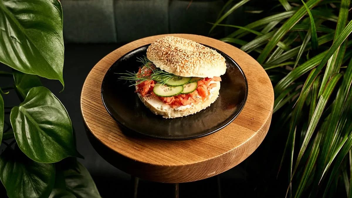 Kanapka z dzikim łososiem wędzonym, jajkiem sadzonym i szczypiorkiem