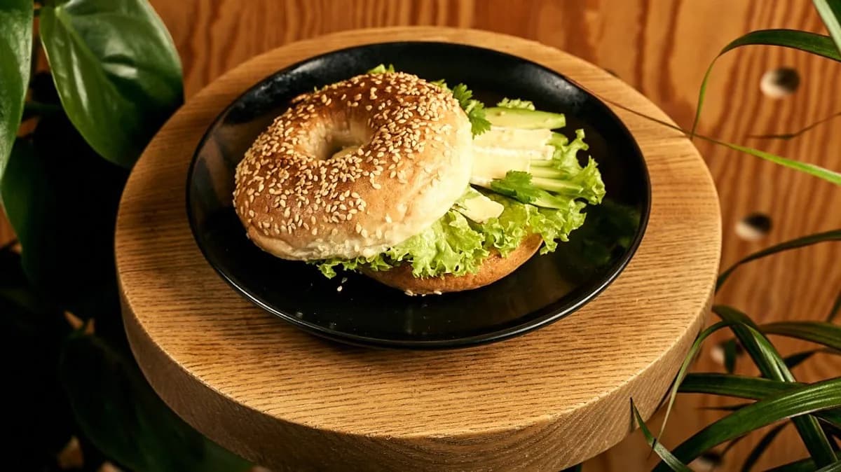 Kanapka z camembertem, awokado i kolendrą