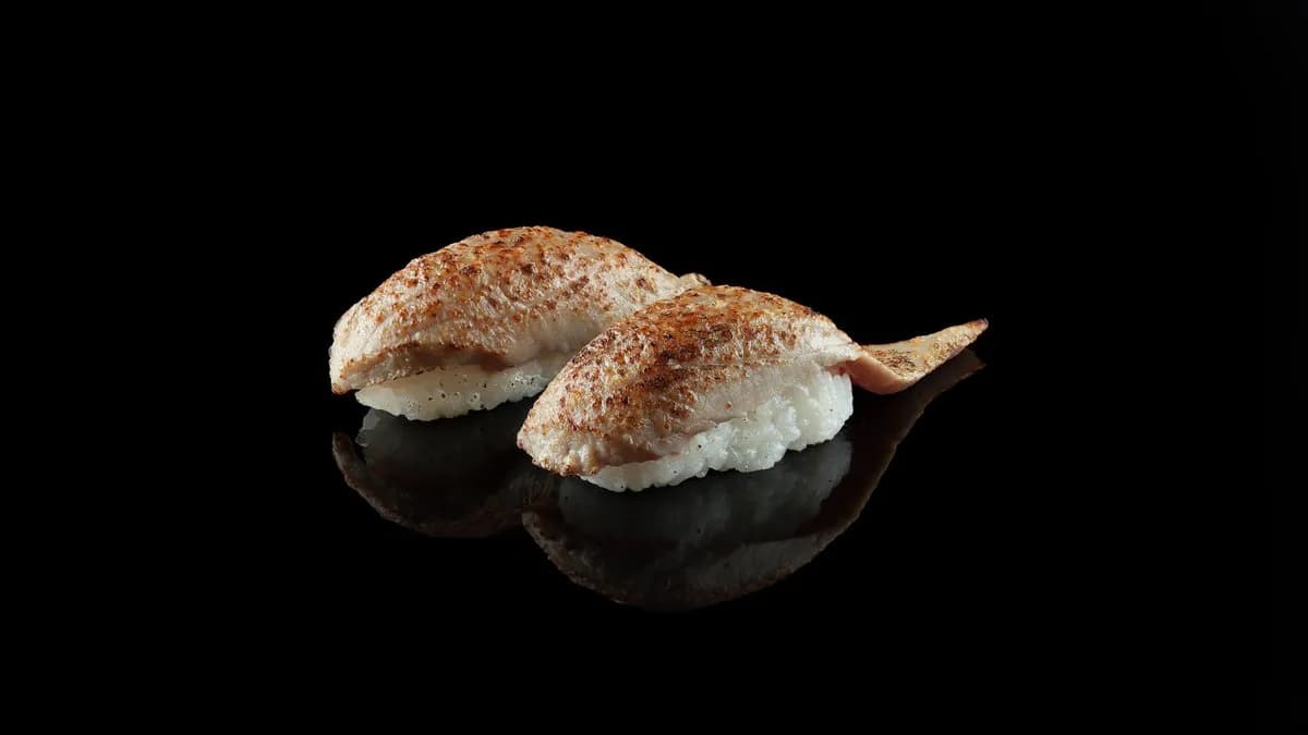 Nigiri tuńczyk opalany