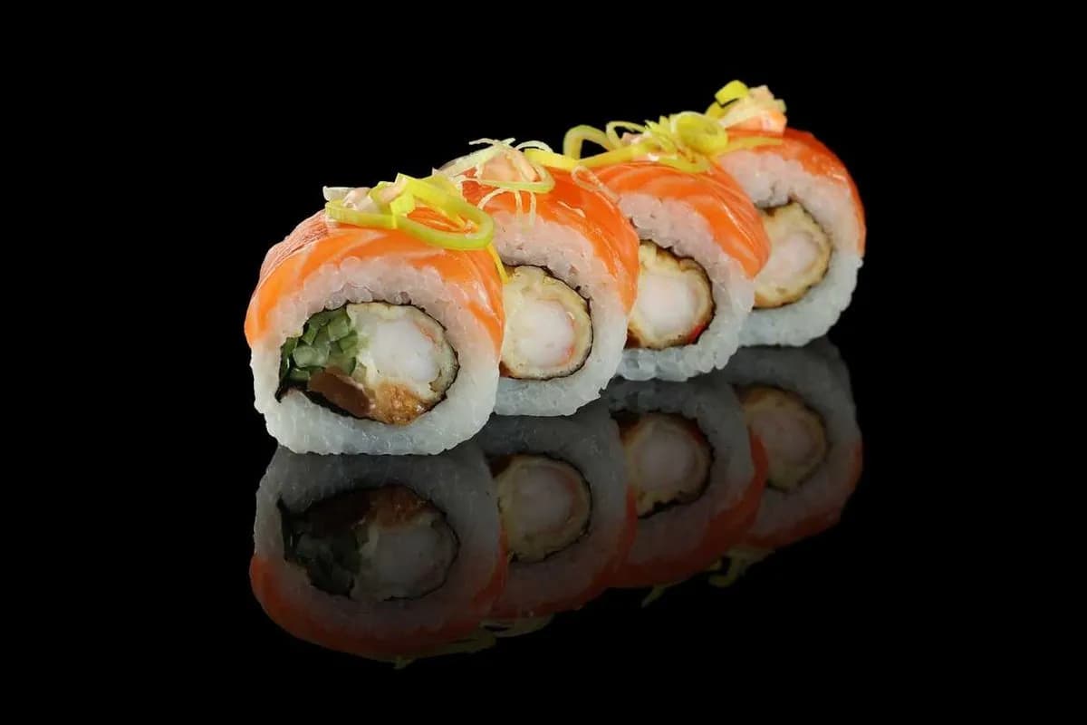 Ryż , nori , serek , ogórek , tuńczyk , awokado , sos ostry