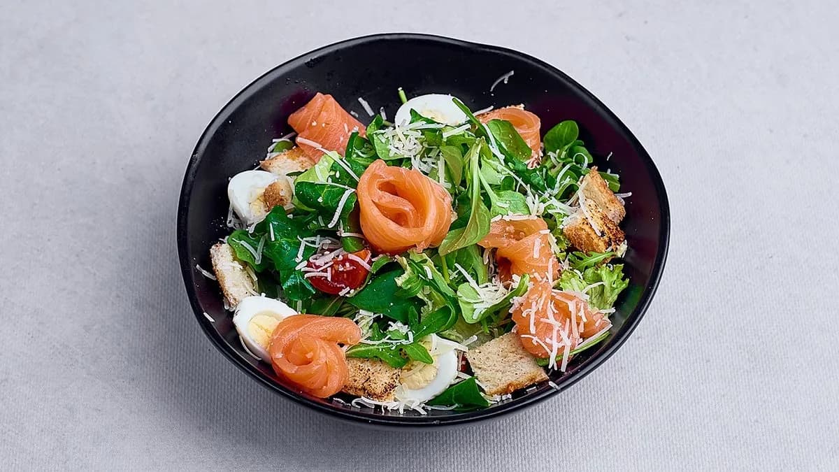 Sałatka Cesar z łososiem