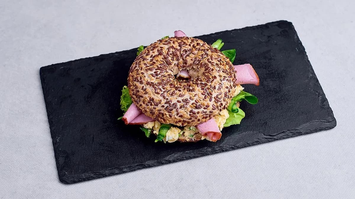 Bajgiel z serem i szynką