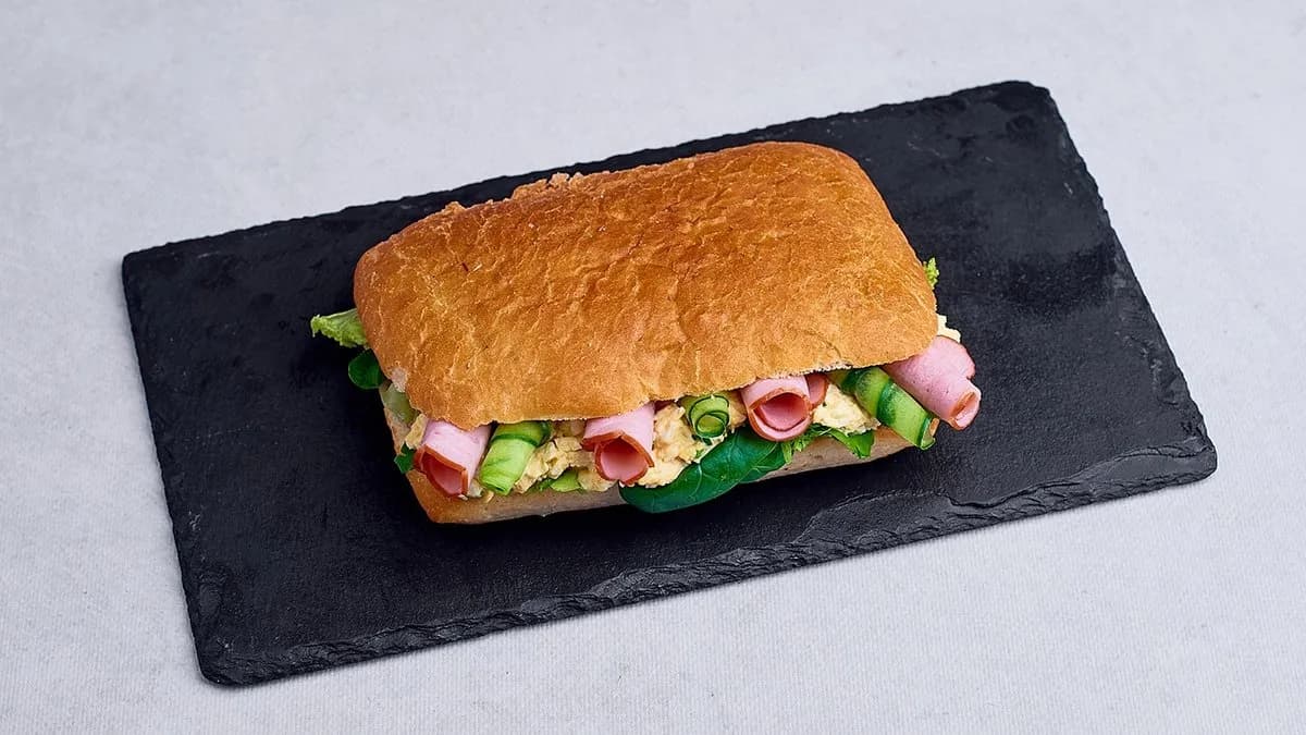 Focaccia z serem i szynką